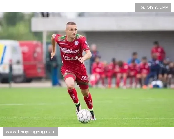 威尔郡与华斯兰德的激烈对决揭示足球战术与团队协作的重要性